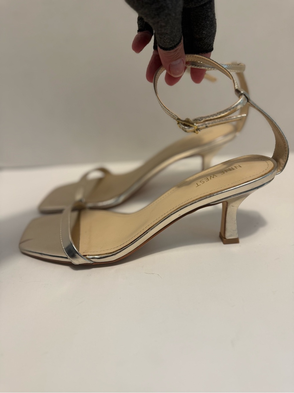 Nine West gold metallic strappy ankle strap buckle sandal womens 9.5 M